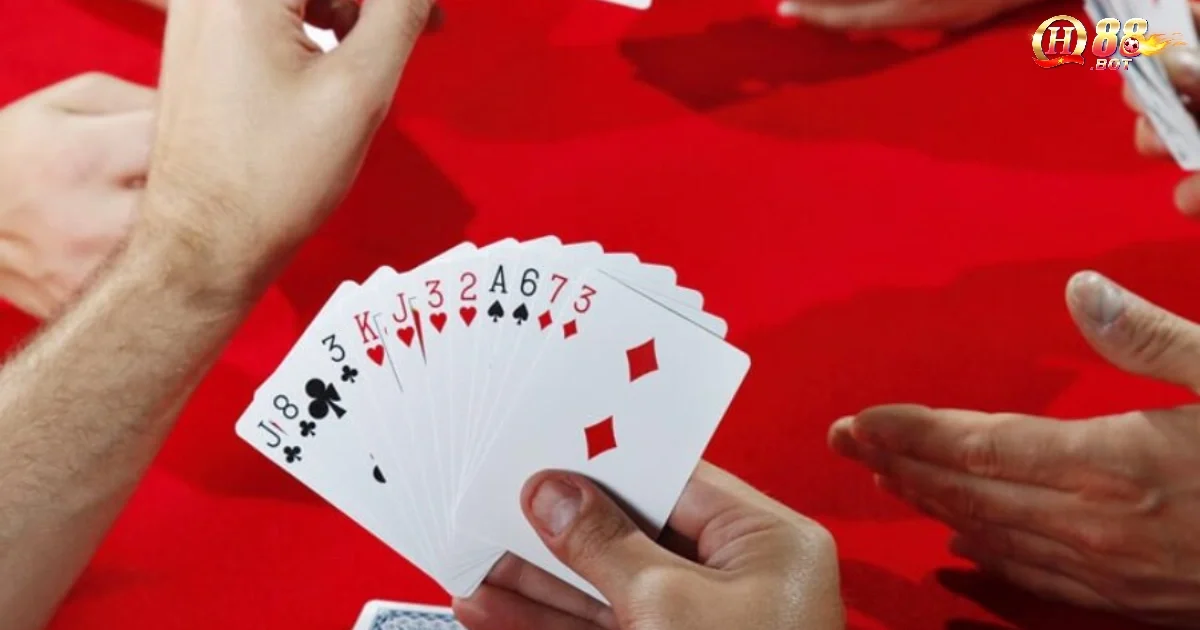 Cách Chơi Bài Tiến Lên Cơ Bản Cho Người Mới Tại QH88 3 Một điểm nổi bật khác nằm ở cách đánh bài và luật chặt